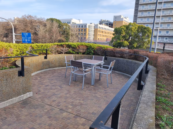 【北茅崎車站】茅崎市民文化會館2樓入口前(有樓梯、坡道、電梯) 的照片 2