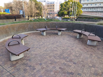 茅ヶ崎市民文化会館2Fエントランス前(階段・スロープ・エレベーターあり)の写真3