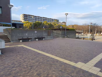 茅ヶ崎市民文化会館2Fエントランス前(階段・スロープ・エレベーターあり)の写真7