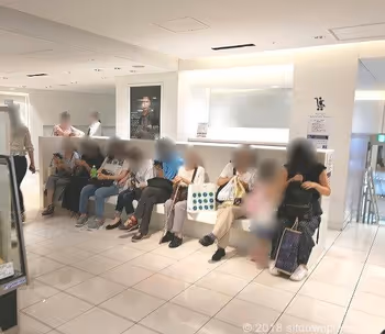 西武池袋本店B1F 光の時計そばの座れる休憩場所