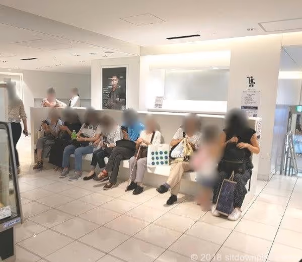 西武池袋本店B1F 光の時計前の写真5