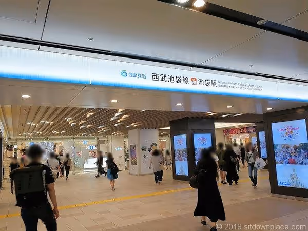 西武池袋本店B1F 光の時計前の写真2