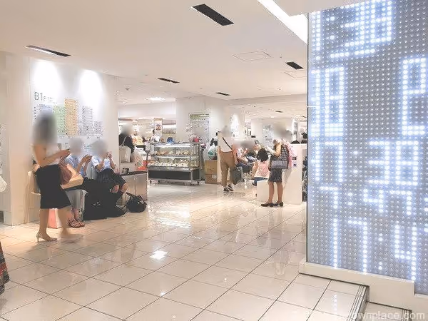 西武池袋本店B1F 光の時計前の写真6