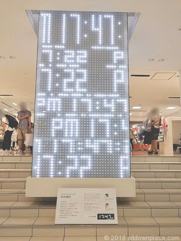 西武池袋本店B1F 光の時計前の写真4