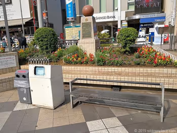 町田Carillon广场的椅子和垃圾箱