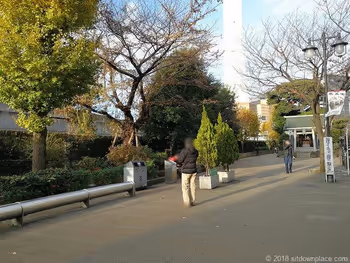 이케부쿠로(Ikebukuro) 역 앞 공원 흡연소
