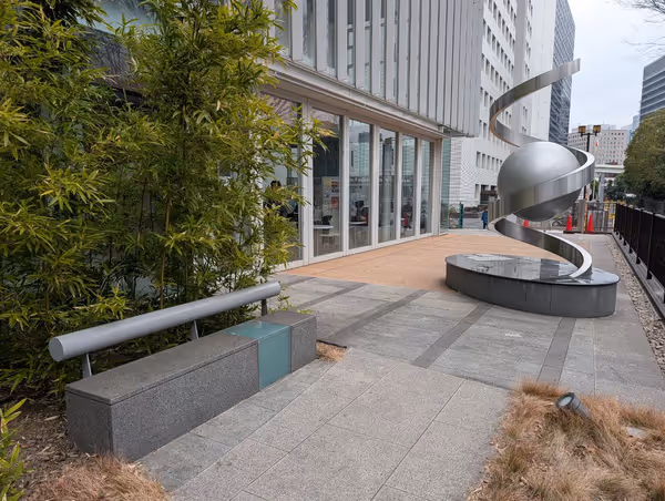 平和記念モニュメント横の写真1