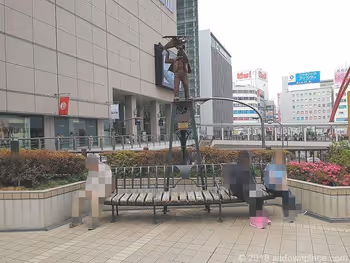 타치카와키타역 앞 페데스트리안 데크의 앉아서 쉴 수 있는 휴식 공간