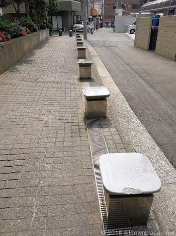 立川センタービル周辺の石材ベンチ