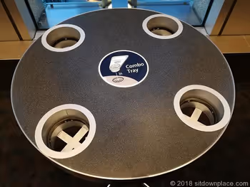 도쿄 미드타운 히비야 4F TOHO 시네마즈 부근의 콤보 트레이가 있는 카운터