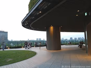 東京ミッドタウン日比谷6Fパークビューガーデンの休憩場所全体日比谷側