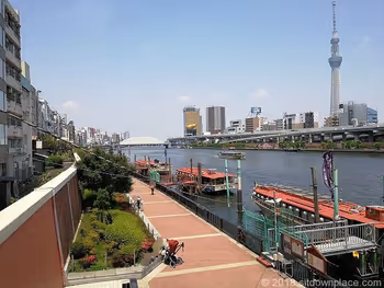 우마야바시에서 스미다강 테라스의 풍경