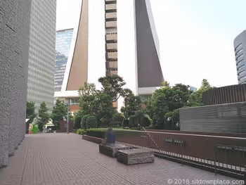 新宿センタービルの石材ベンチ