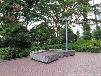 新宿センタービル横の石材ベンチ