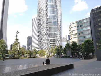 工学院大学エステック広場から見えるコクーンタワー