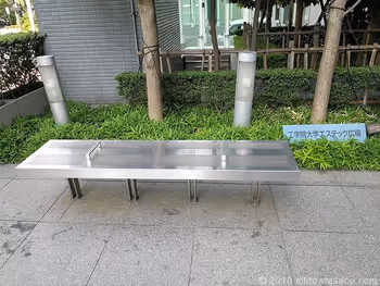 工学院大学エステック広場のベンチ