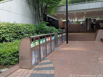 新宿三井ビル55ひろばのゴミ箱