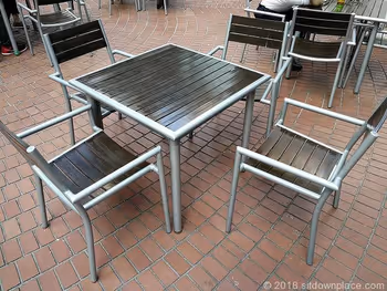 新宿三井ビル55ひろばのテーブル席