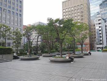 Seating area of the open space of Shinjuku Nomura Building on the Oume Kaido side
