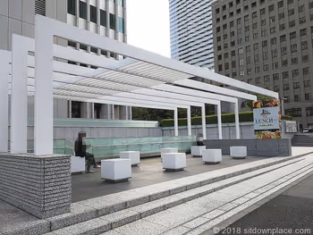 新宿野村ビル前の青梅街道沿いの休憩スペース