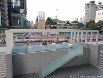 新宿野村ビル前の青梅街道沿いの休憩スペースの裏側