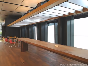 【新宿駅】新宿三井ビル2F エントランスホールの休憩場所