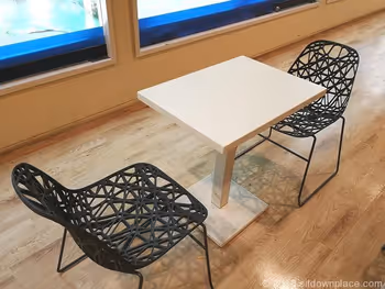 Details of the table seats next to the escalator on B2F of Shinjuku Nomura Building