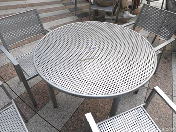 Relaxation area with seating in the Shinjuku i-Land Tower Patio