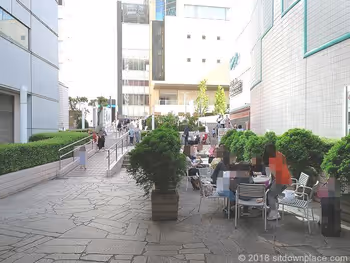 品川ウィング高輪ウエストコートのテーブル席(6月)