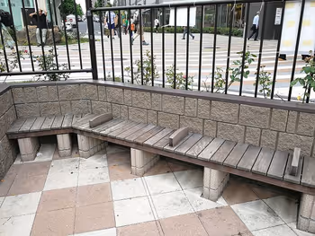 大塚駅南口駅前広場の木製ベンチ