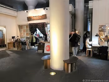 秋葉原2k540 AKI-OKA ARTISANの支柱付近のベンチ